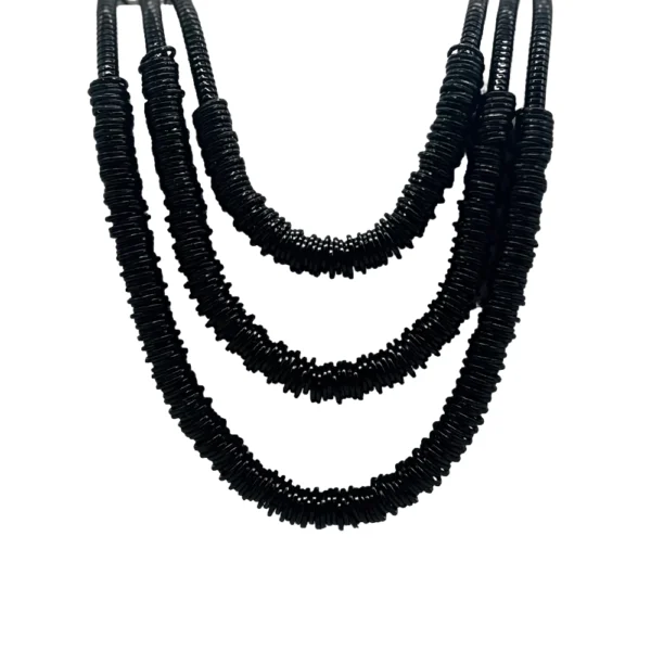 Colar Três Voltas com Mini Argolas Preto
